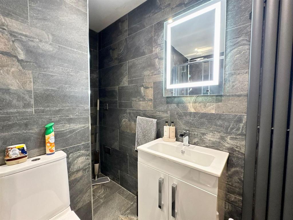 Ensuite bedroom 6 (2).jpeg