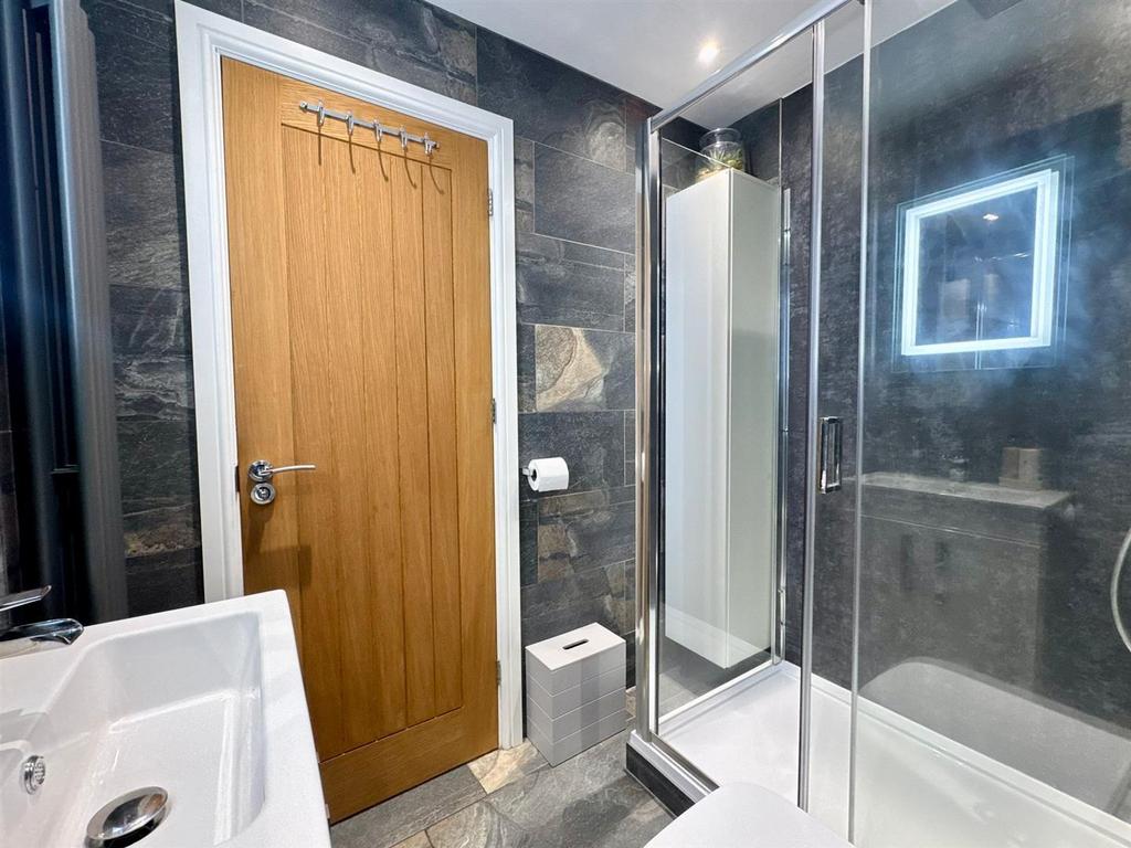 Ensuite bedroom 6 (3).jpeg