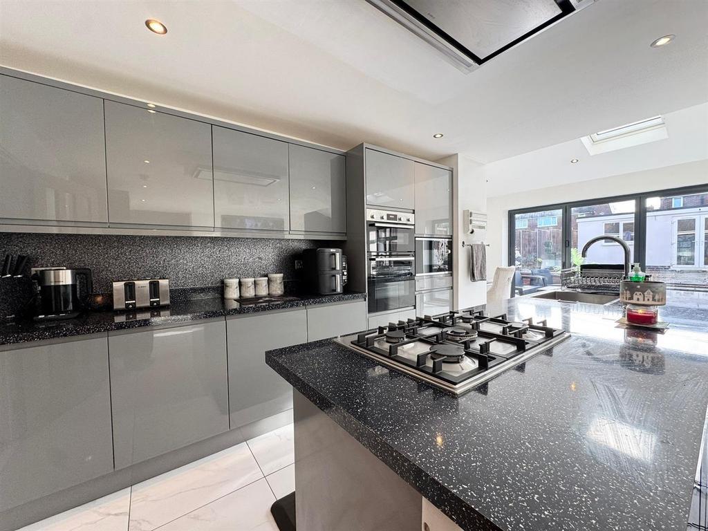 Kitchen (2).jpeg