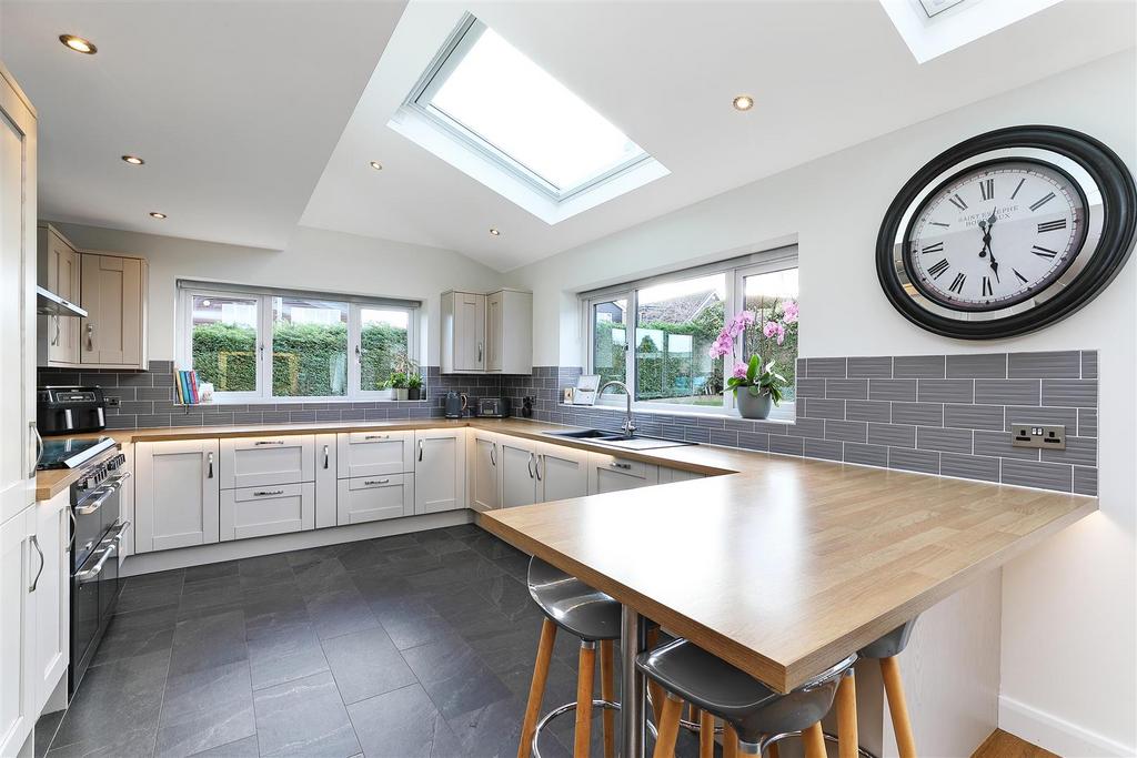 Kitchen, dining, lounge space
