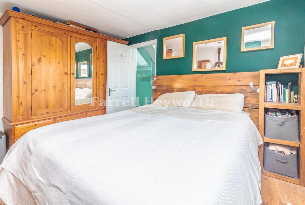 Bedroom 1 image 2