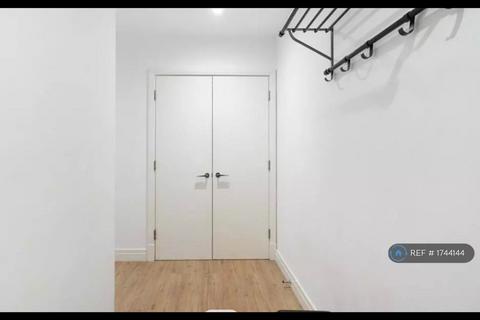 2 bedroom flat to rent, Shepherds Bush, London, W12