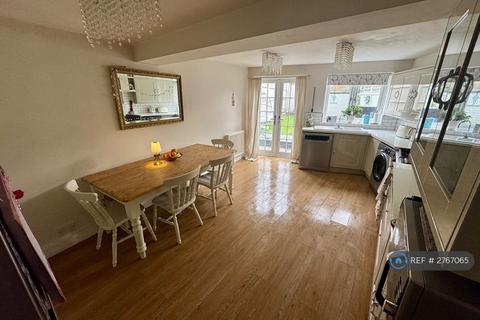2 bedroom end of terrace house to rent, West Street, Ewell, Epsom, KT17
