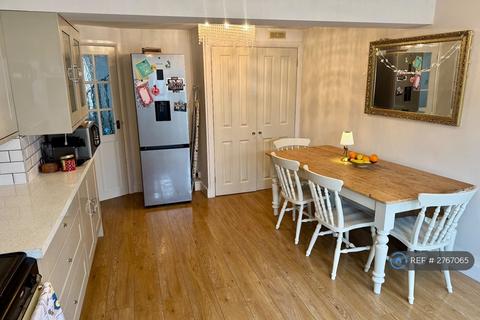 2 bedroom end of terrace house to rent, West Street, Ewell, Epsom, KT17