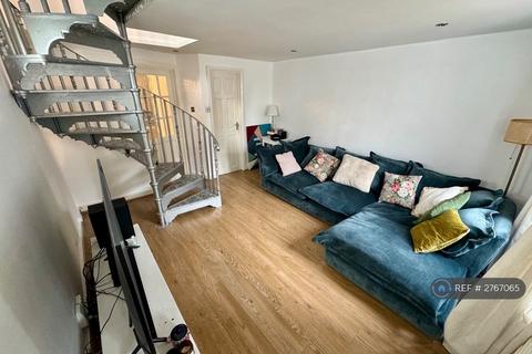 2 bedroom end of terrace house to rent, West Street, Ewell, Epsom, KT17