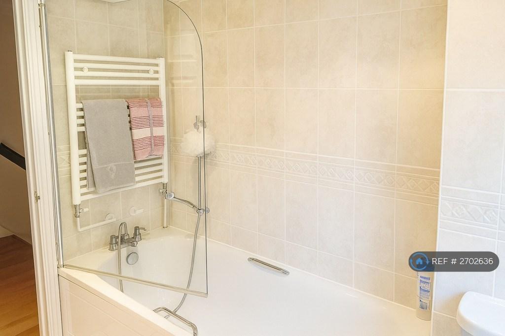 Family Bathroom (Shared With Landlord)