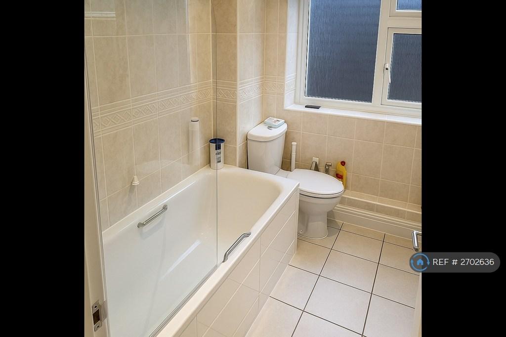 Family Bathroom ( Shared With Landlord)