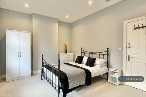 1 bedroom in a house share to rent, Clevedon Road, Kingston Upon Thames, KT1
