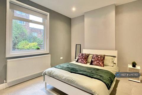 1 bedroom in a house share to rent, Clevedon Road, Kingston Upon Thames, KT1