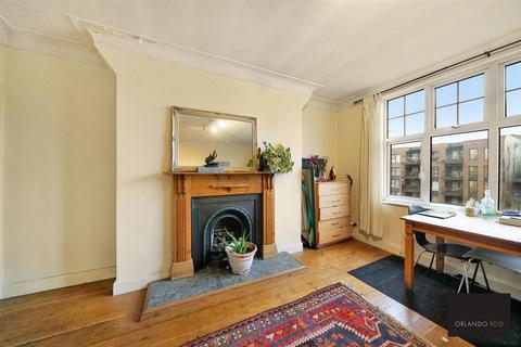 2 bedroom apartment for sale, Kings Avenue, Clapham