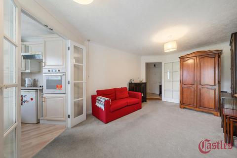 1 bedroom flat for sale, Bishops View Court, Church Crescent, N10