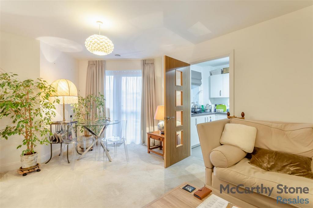 8676278-interior02.jpg