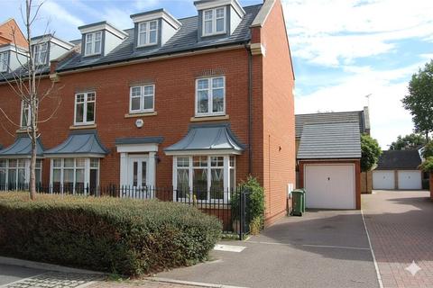 4 bedroom semi-detached house to rent, Academy Fields Road, Romford RM2