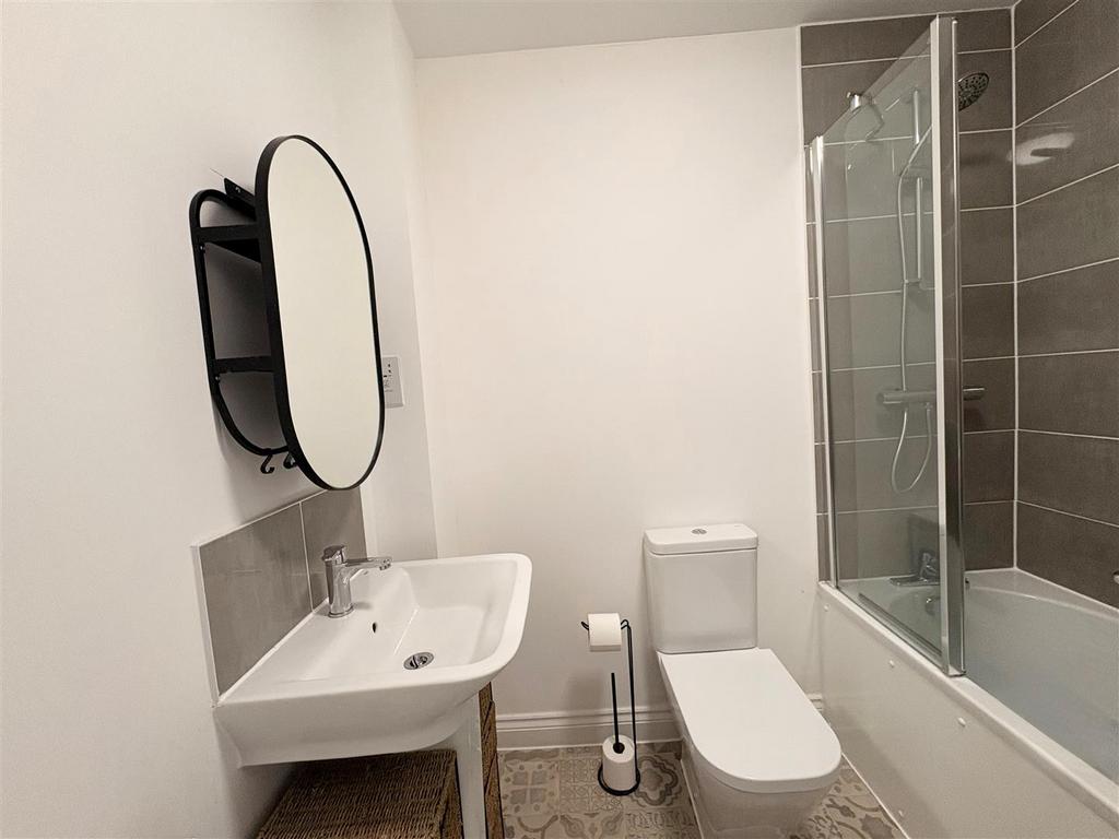 Bathroom 2.jpg