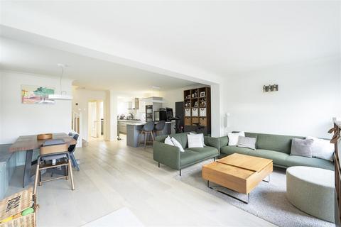 4 bedroom end of terrace house for sale, Wendover Close, Harpenden