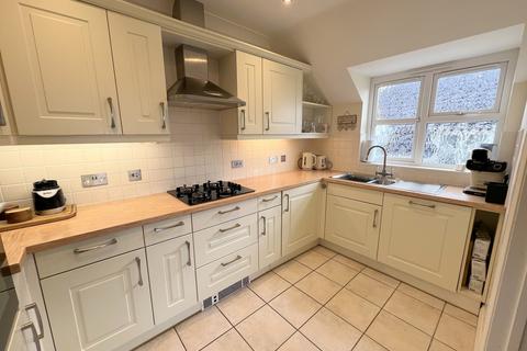 2 bedroom flat for sale, Whitefield Road, New Milton, Hampshire. BH25 6AN