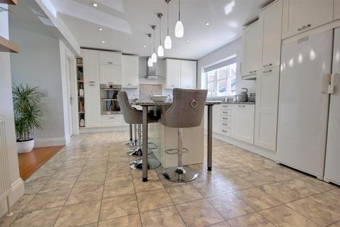 5 bedroom detached house for sale, Canada Drive, Cherry Burton, Beverley