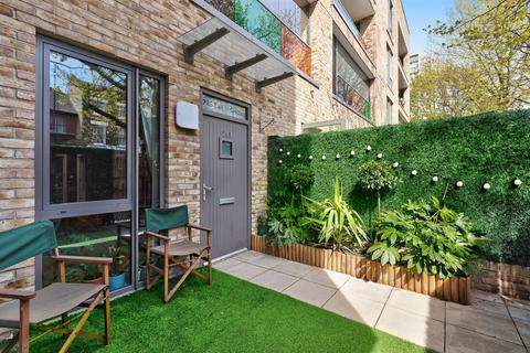 The Highway, Shadwell, London, E1W