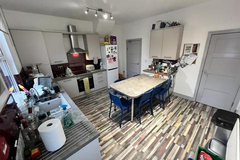 undefined, Headingley Mount, Leeds, LS6 3EL