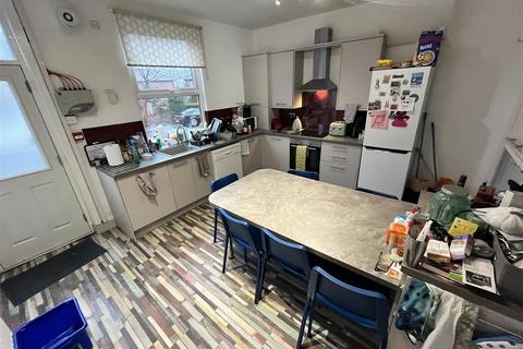 5 bedroom terraced house to rent, Headingley Mount, Leeds, LS6 3EL