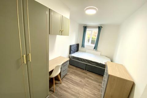 3 bedroom flat to rent, Pennington Court, Leeds LS6