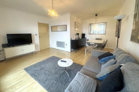 1 bedroom flat to rent, Station Approach, Woking GU22