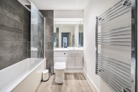 2 bedroom flat to rent, Fairfield Avenue, Staines TW18