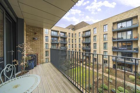 2 bedroom flat to rent, Fairfield Avenue, Staines TW18