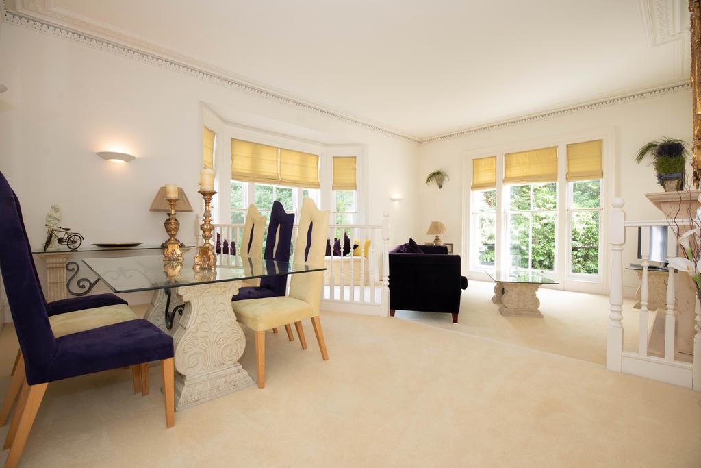 Lounge/dining