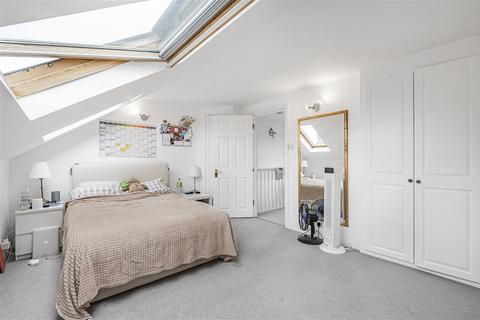 2 bedroom maisonette to rent, Santos Road, SW18