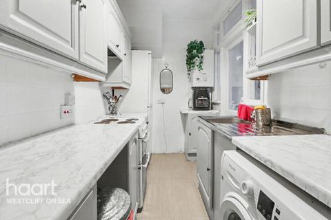 2 bedroom flat for sale, Ramuz Drive, Westcliff-On-Sea