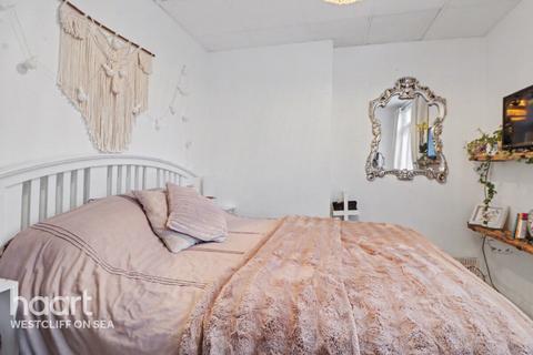 2 bedroom flat for sale, Ramuz Drive, Westcliff-On-Sea