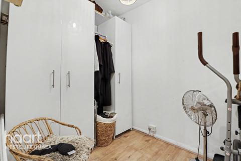 2 bedroom flat for sale, Ramuz Drive, Westcliff-On-Sea