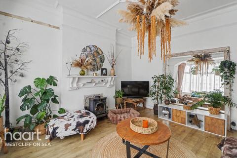 2 bedroom flat for sale, Ramuz Drive, Westcliff-On-Sea