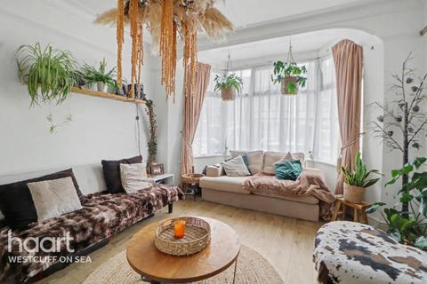 2 bedroom flat for sale, Ramuz Drive, Westcliff-On-Sea