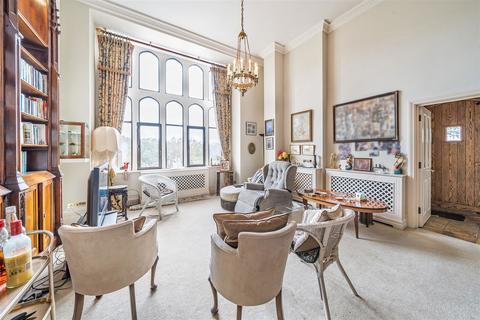 2 bedroom flat for sale, Wood Lane, Stanmore HA7