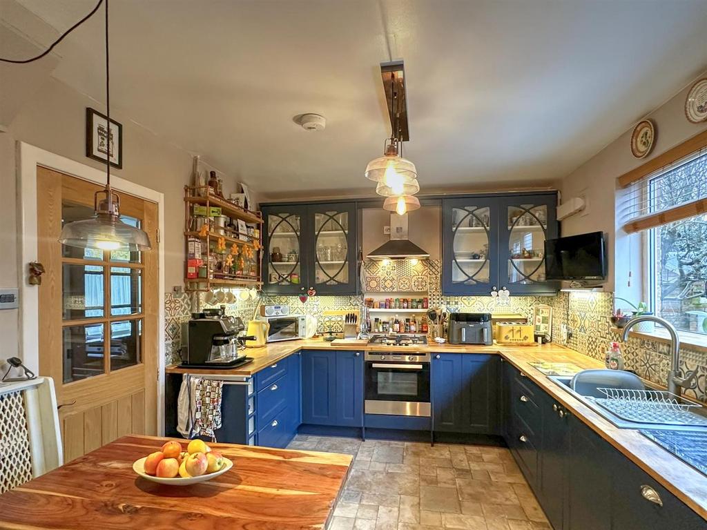 Breakfasting kitchen