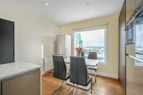 2 bedroom flat for sale, Peartree Way, London SE10
