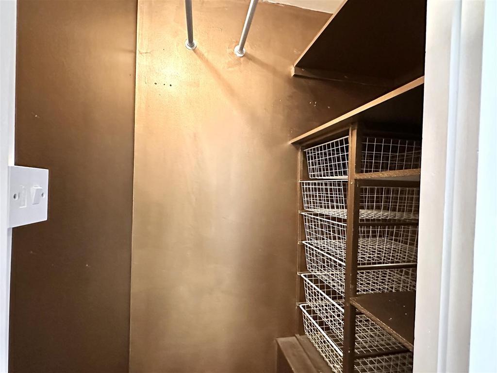 Built-in cupboard (bed 1)