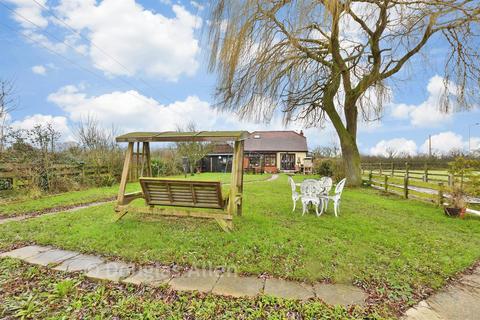 3 bedroom chalet for sale, Southend Road, Corringham, Stanford-Le-Hope, Essex