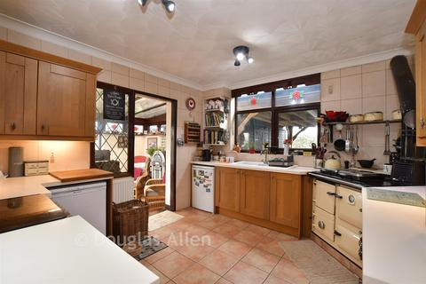 3 bedroom chalet for sale, Southend Road, Stanford Le Hope SS17