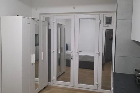 Terraced house to rent, Staines Road West, Ashford