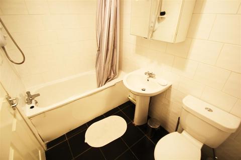 undefined, St Johns Terrace, Hyde Park, Leeds, LS3 1DY