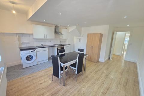 2 bedroom flat to rent, High Street, Thornton Heath, Surrey. CR7 8RY