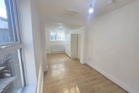2 bedroom flat to rent, High Street, Thornton Heath, Surrey. CR7 8RY