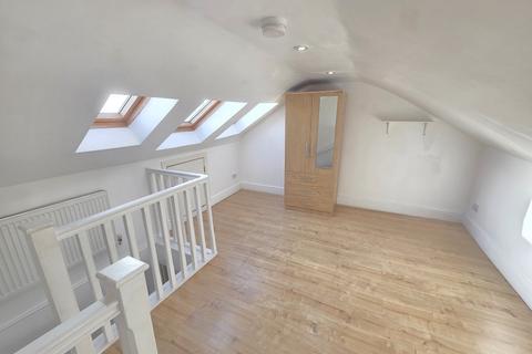 2 bedroom flat to rent, High Street, Thornton Heath, Surrey. CR7 8RY