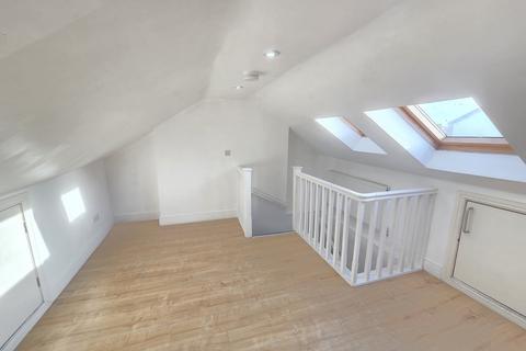 2 bedroom flat to rent, High Street, Thornton Heath, Surrey. CR7 8RY