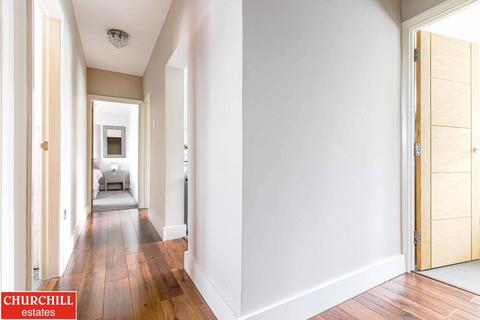 3 bedroom flat for sale, Dalefield, Roebuck Lane