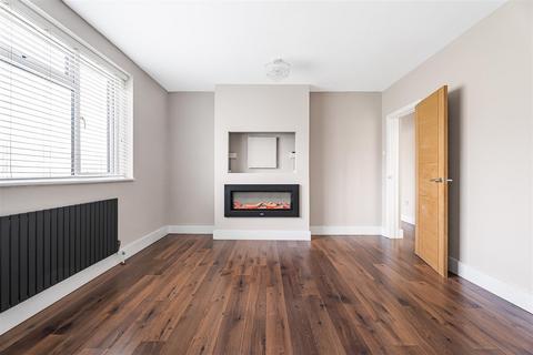 3 bedroom flat for sale, Dalefield, Roebuck Lane