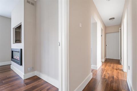 3 bedroom flat for sale, Dalefield, Roebuck Lane